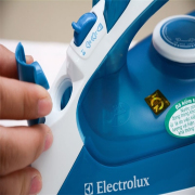 Bàn ủi hơi nước Electrolux ESI-525