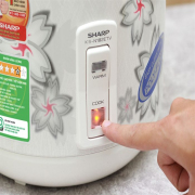 Nồi cơm nắp gài Sharp 1.8 lít KS-N182ETV