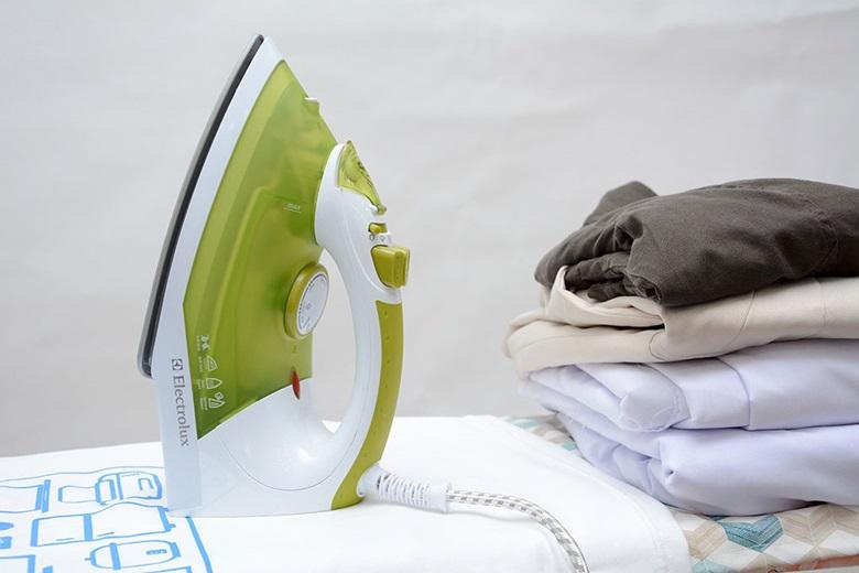 Bàn ủi hơi nước Electrolux ESI 400