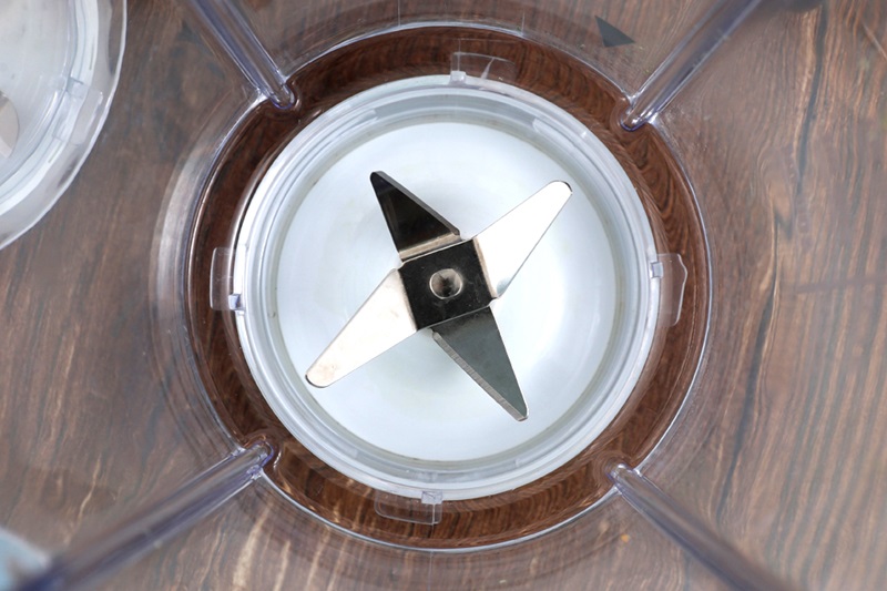 Công suất 400W kết hợp 4 lưỡi dao bằng thép